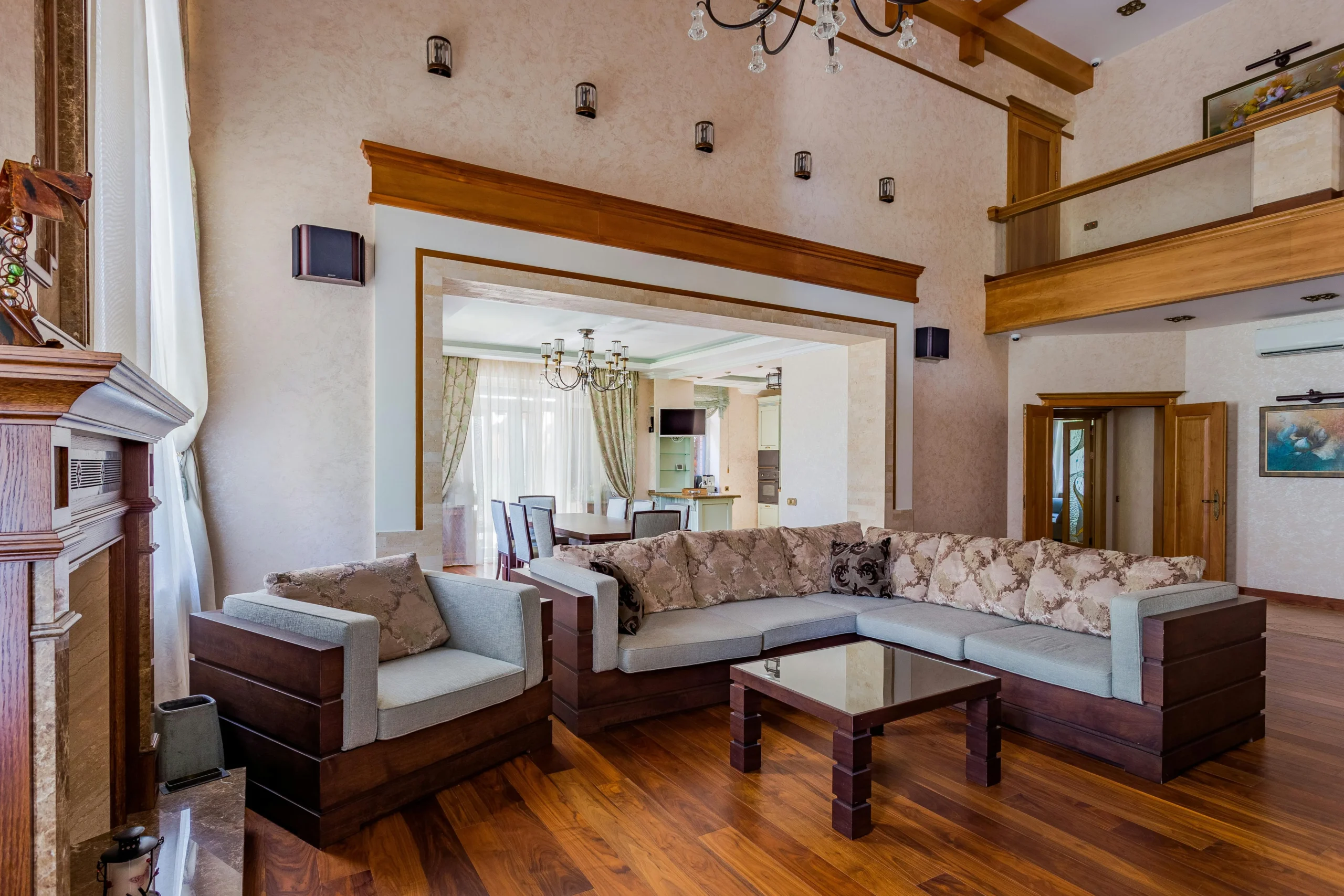 Salón clásico con chimenea