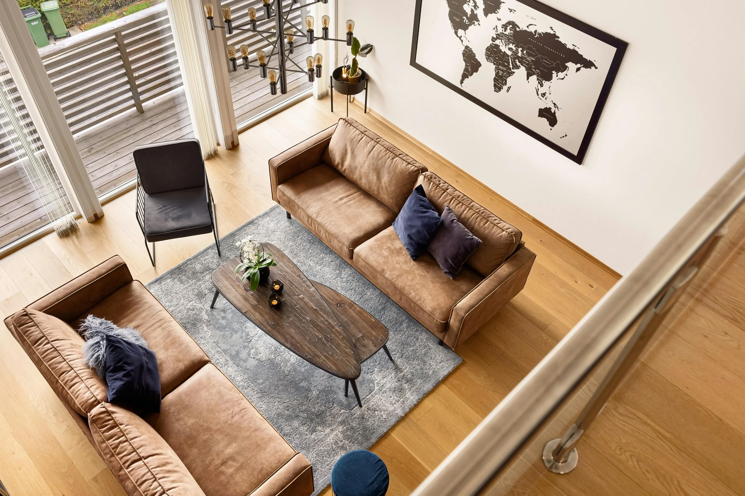 Salón moderno con vista desde arriba