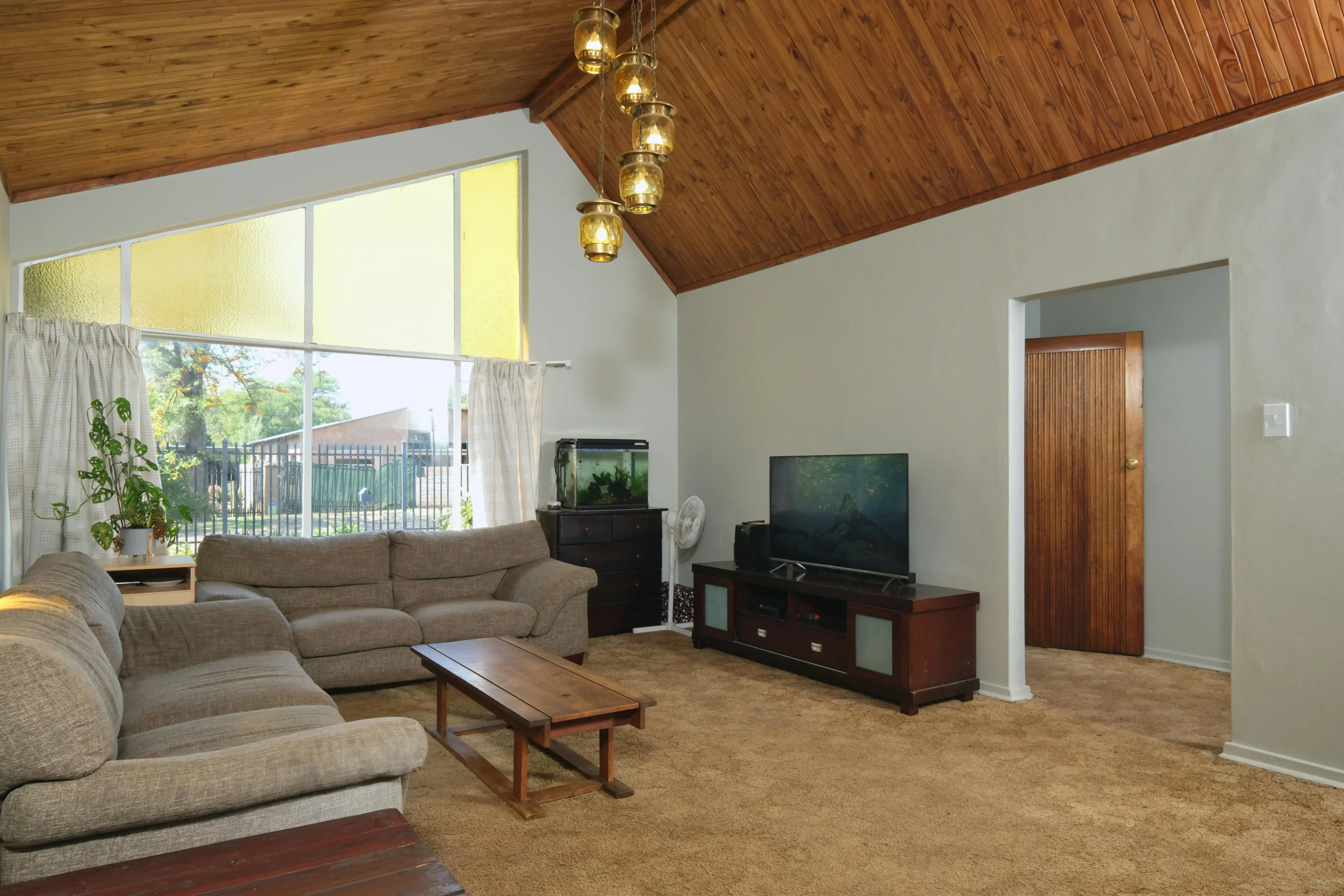 Salón tradicional con techos inclinados de madera