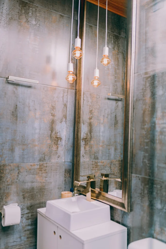 Espejo en Baño industrial con iluminación decorativa