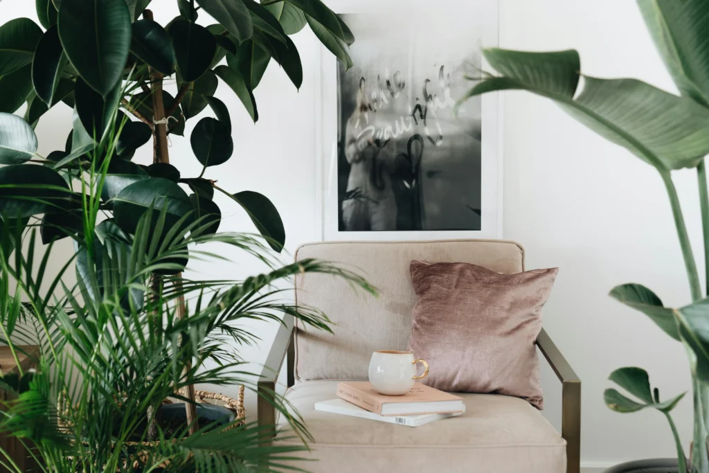 7 Claves del Pantone 2026, Cloud Dancer Rincón natural con plantas y butaca acogedora