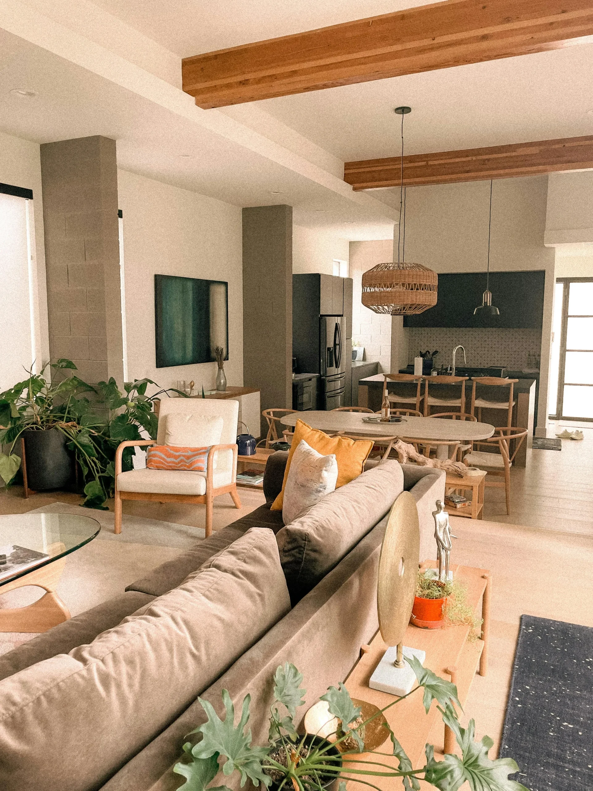 Sala-Comedor de Estilo Japandi con Madera Clara y Luminarias Colgantes