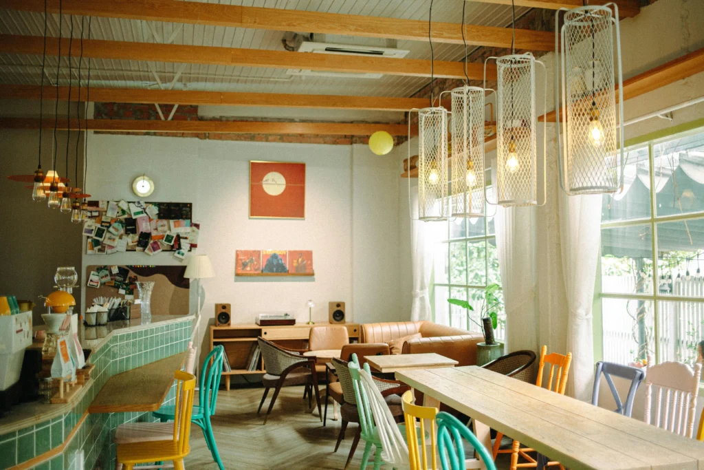 inicio Café Vintage con Sillas de Colores