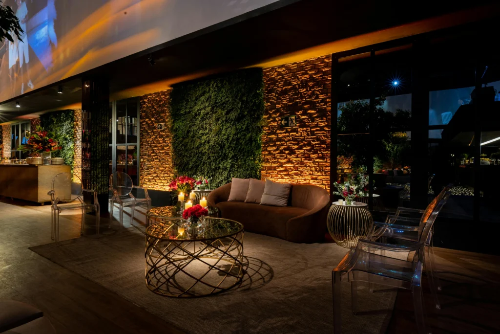 “Club Fontanar” Lounge Nocturno con Pared de Vegetación