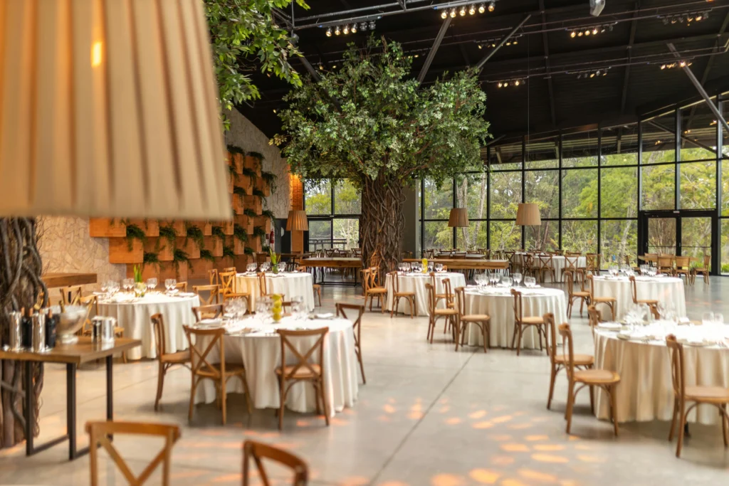 inicio Salón de Eventos con Árbol Central
