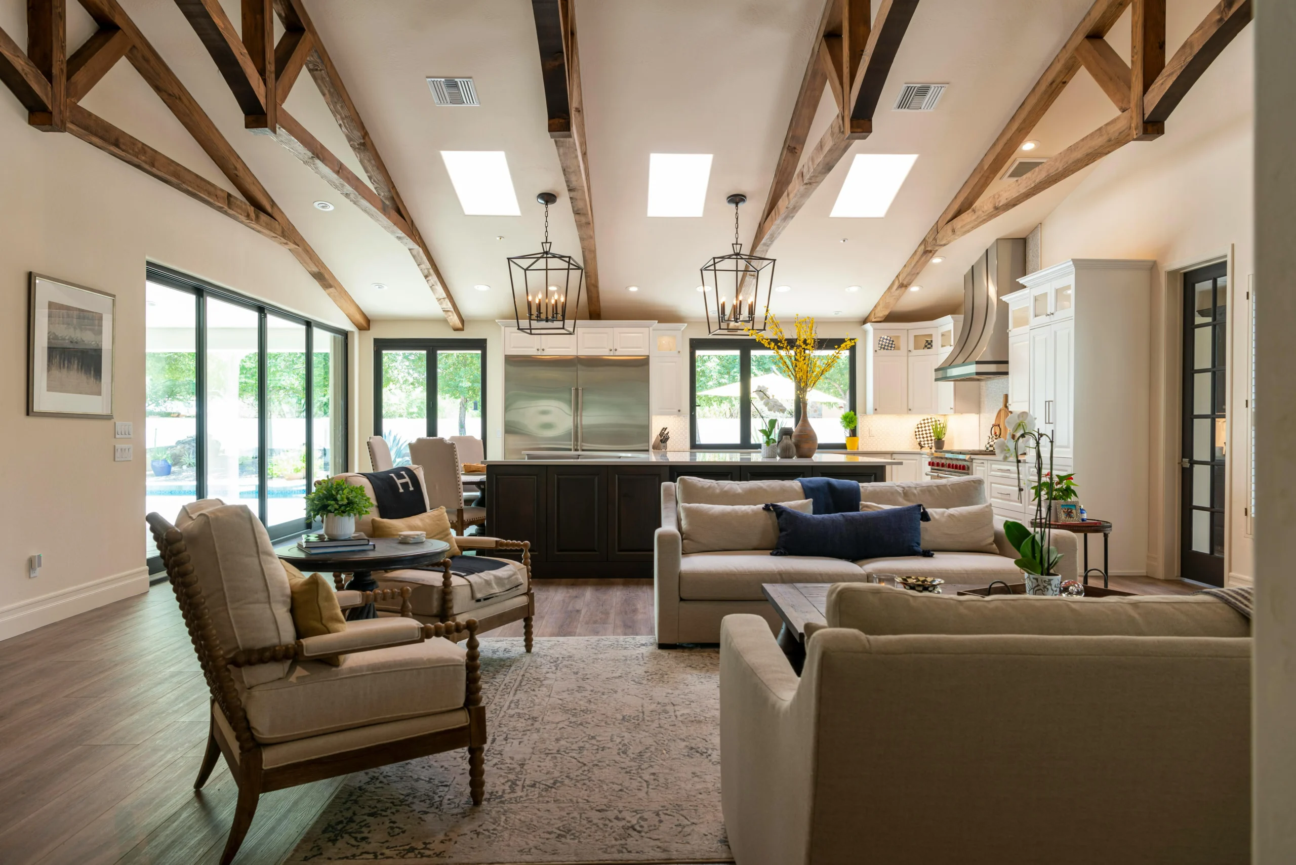 Gran Salón-Comedor de Planta Abierta con Vigas de Madera