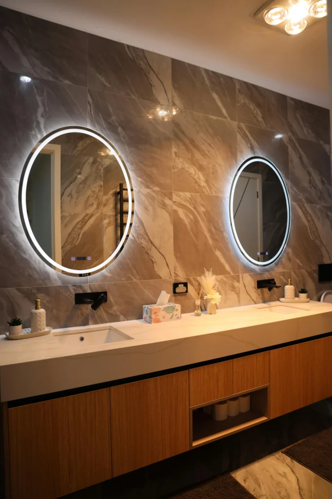 Tendencias para Diseñar Baños en 2026 Baño Moderno con Mármol y Espejos Retroiluminados