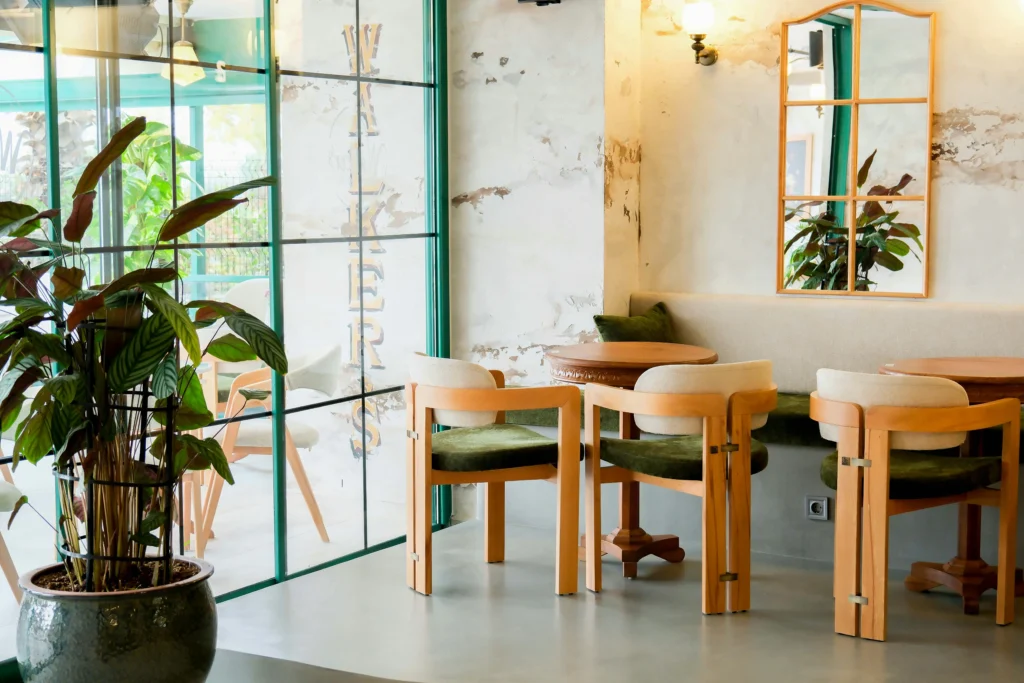 inicio Comedor Contemporáneo con Sillas de Madera Clara y Toques Verdes