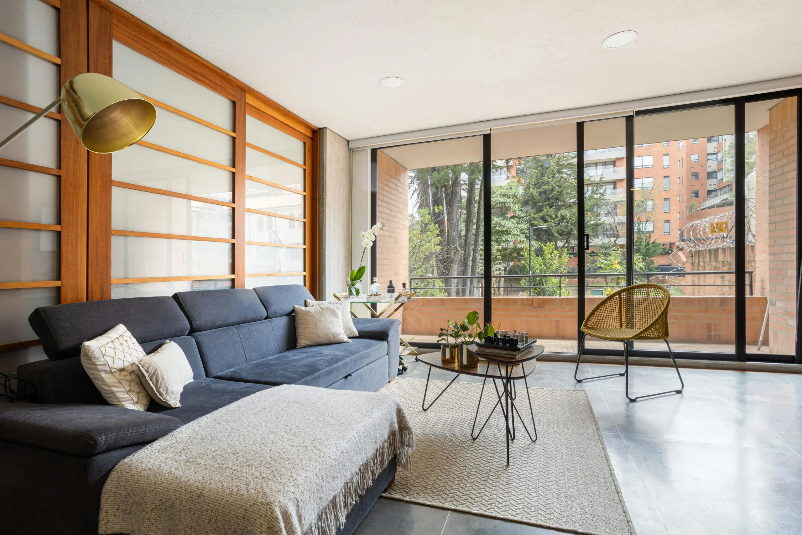 Sala Contemporánea con Paneles Japandi y Sofá Azul Grafito