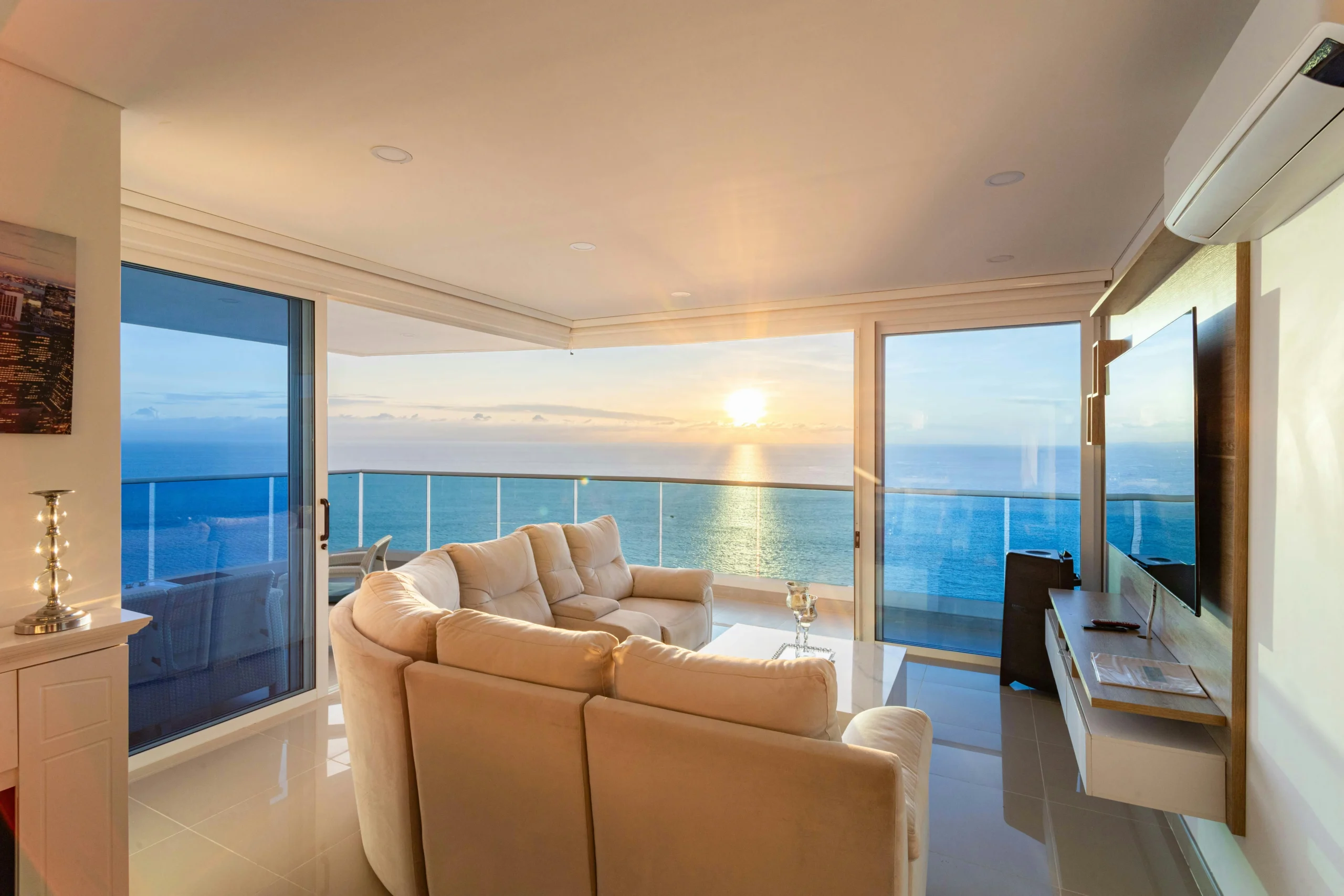 Salón Mediterráneo con Sofá Beige y Vistas al Mar