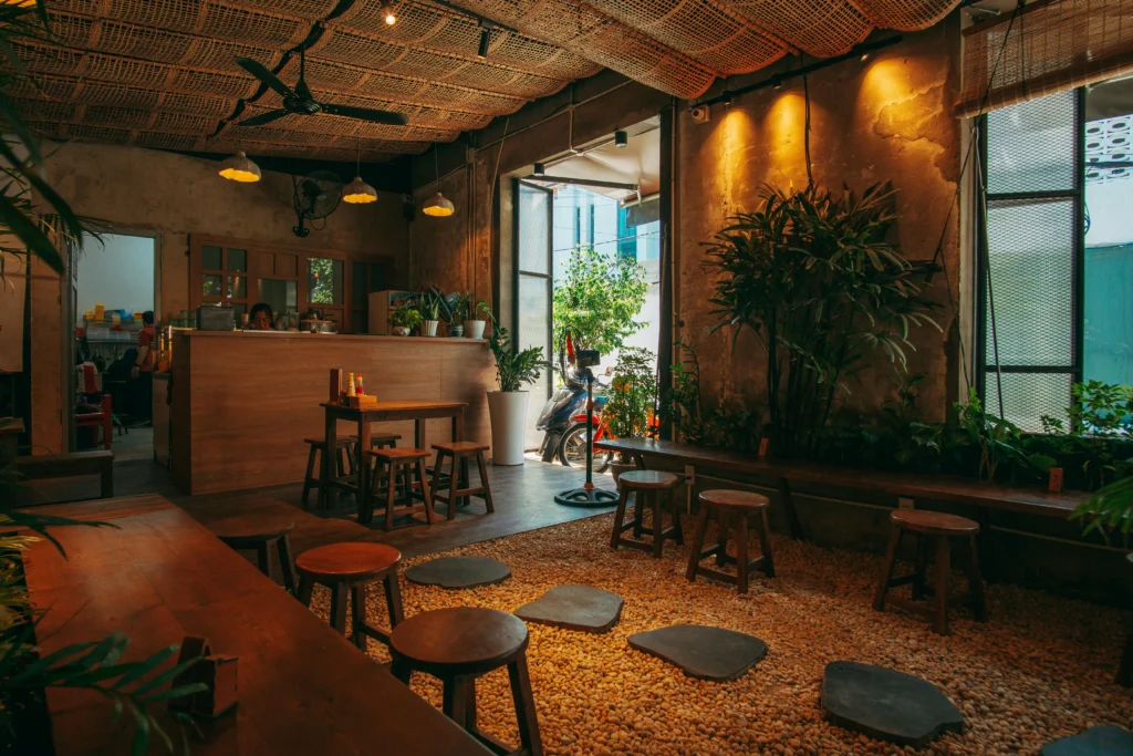 Local Gastronómico con Techo de Ratán y Pavimento de Piedra