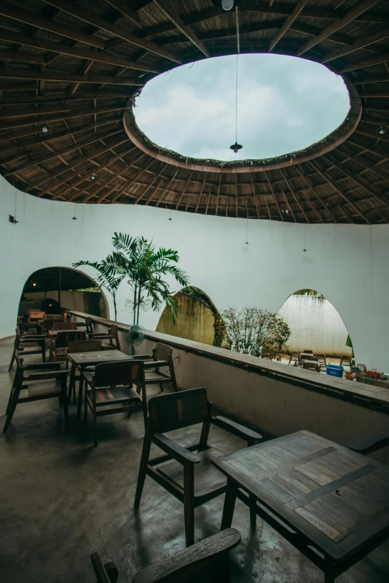 El Futuro del Interiorismo: 7 Claves para 2026 Terraza Abovedada con Techo de Madera y Mobiliario Minimalista