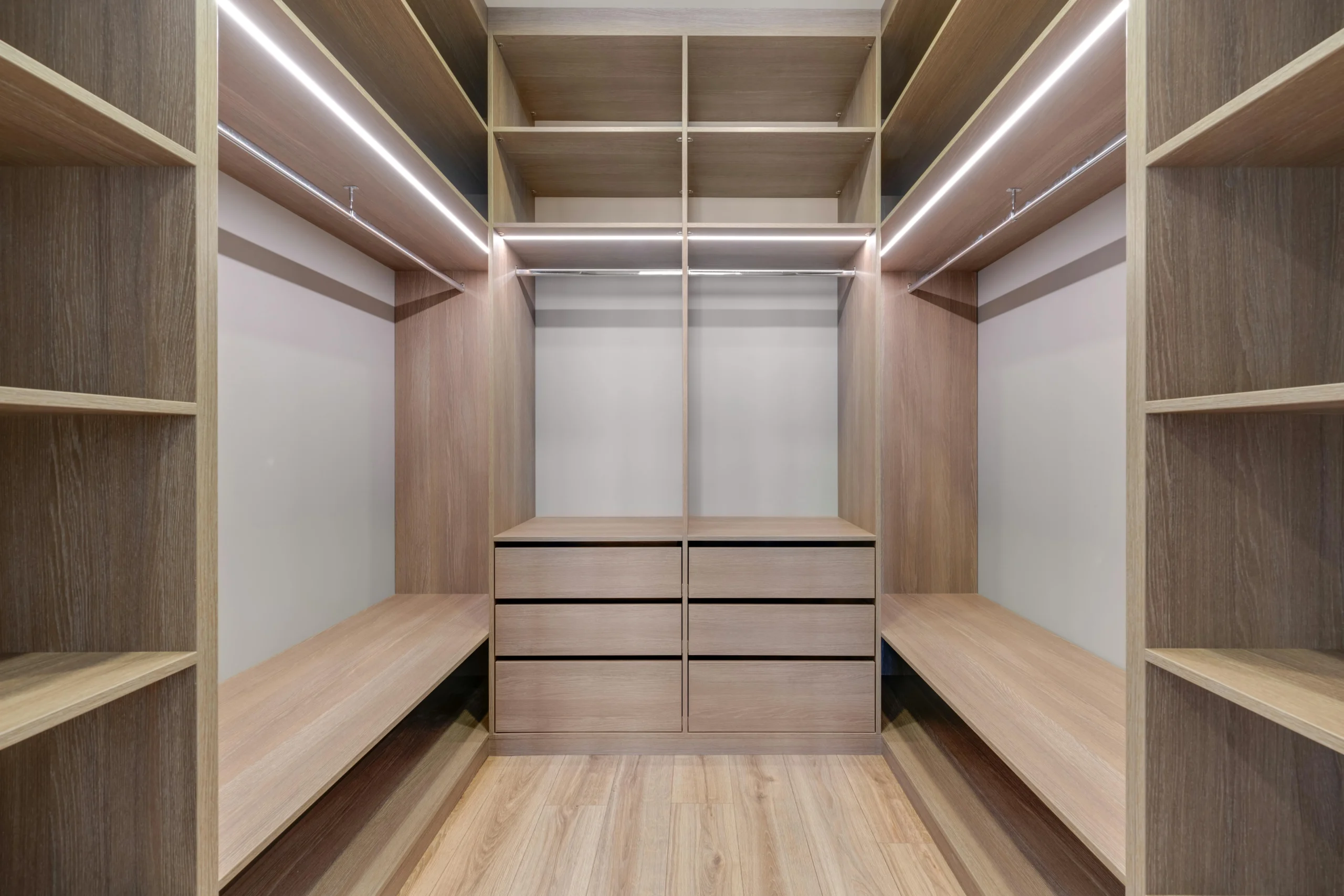 Vestidor Minimalista en Madera Clara con Iluminación Técnica