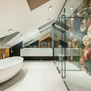 Baño Ático de Diseño Ecléctico con Bañera Exenta y Mosaico Artístico