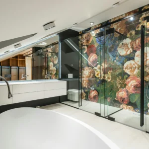 Ducha Floral con Mosaico Artístico y Líneas Negras