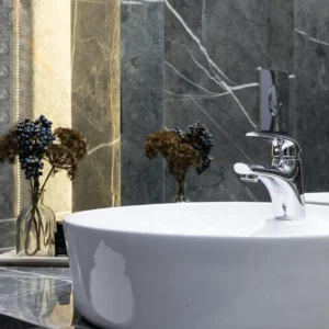 Detalles de lavabo Escultural sobre Encimera de Mármol Gris