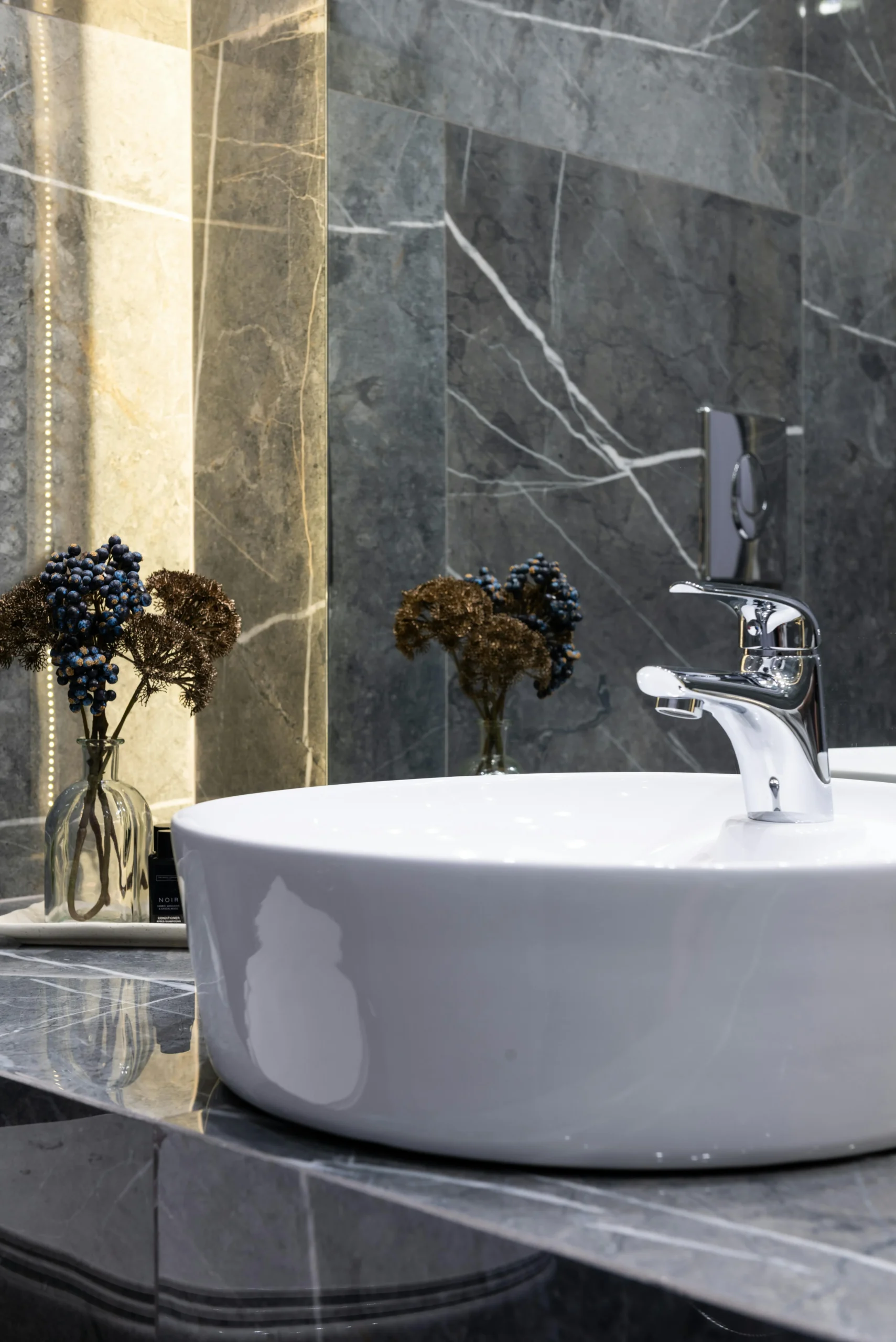 Detalles de lavabo Escultural sobre Encimera de Mármol Gris