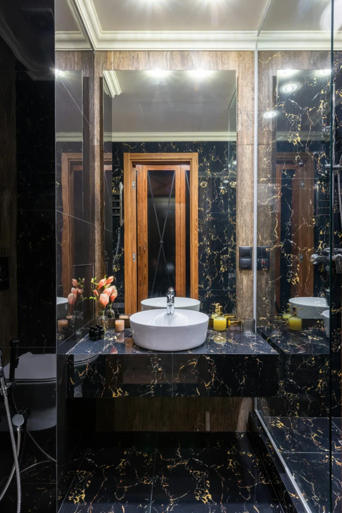 Tendencias para Diseñar Baños en 2026 Lavabo Escultural sobre Encimera de Mármol Negro