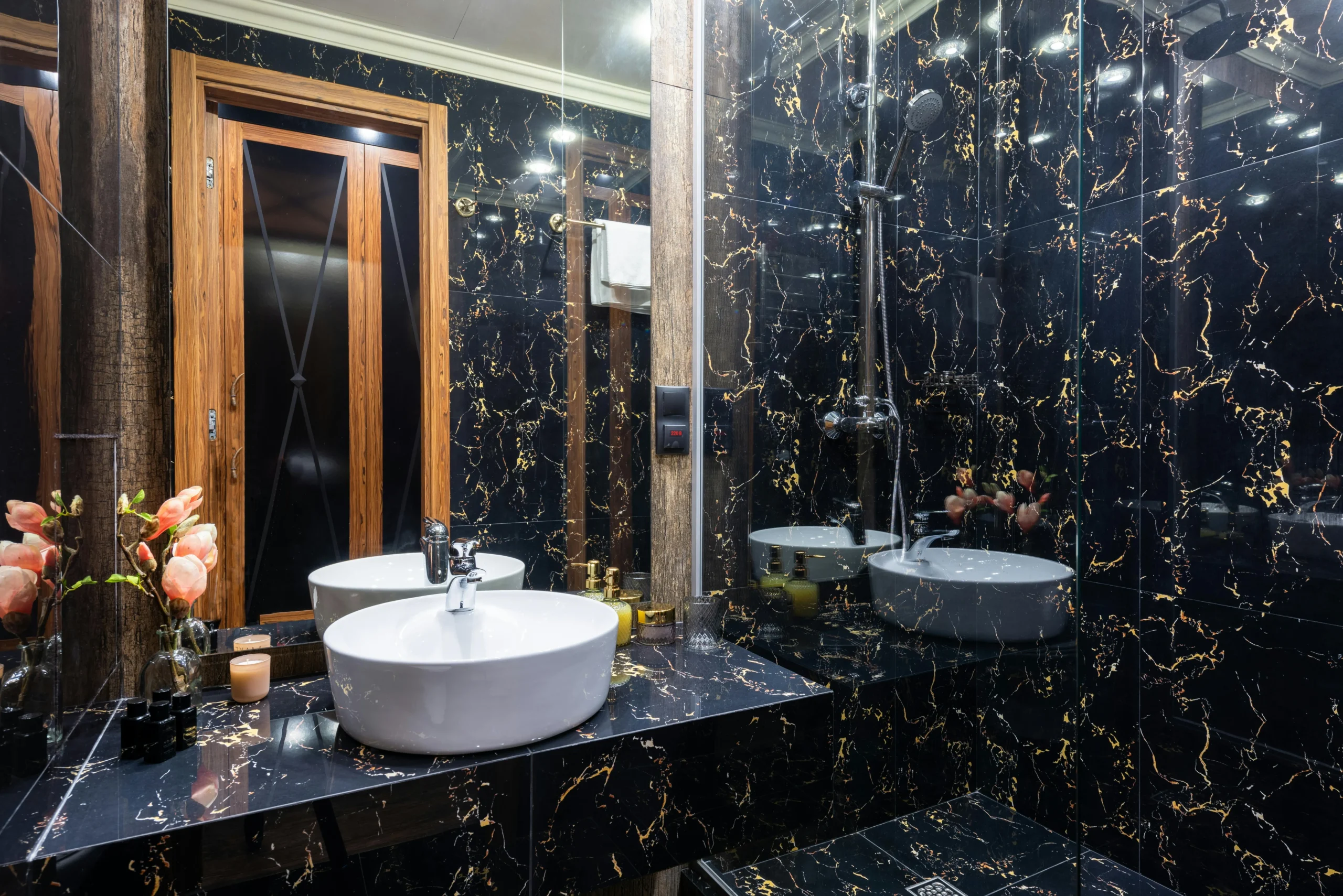 Dikigai LookBook_IMG131 Detalle de Baño Oscuro con Lavabo Blanco y Revestimiento de Mármol