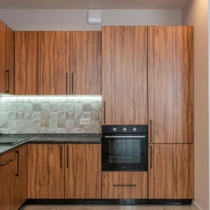 Cocina Moderna en Madera con Encimeras de Mármol Oscuro