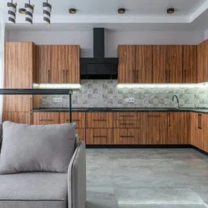 Salón-Cocina Moderna en Madera con Encimeras de Mármol Oscuro