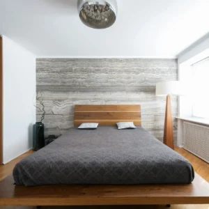 Dormitorio con Pared de Piedra y Detalles en Madera Maciza