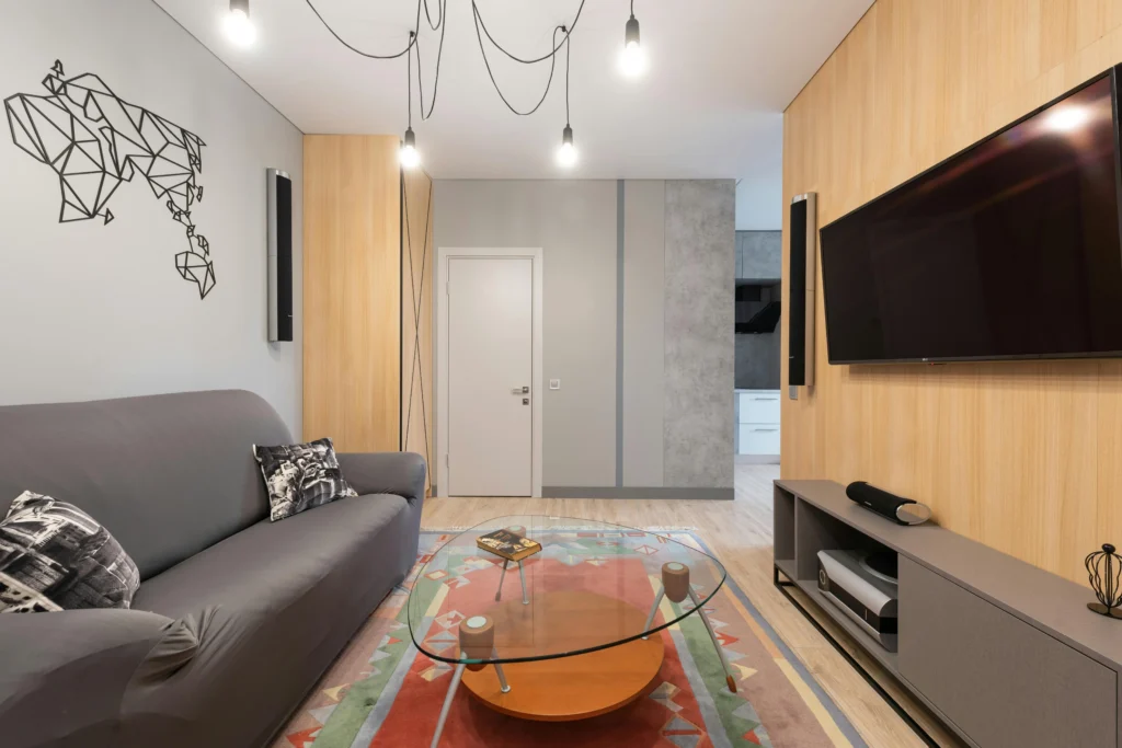Sala Moderna con Madera Clara y Mapa Metálico Decorativo
