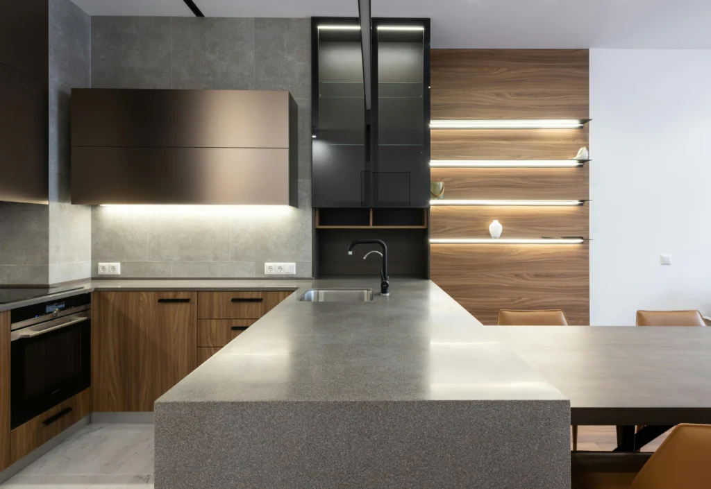 Cocina Contemporánea con Acabados en Madera y Detalles Negros