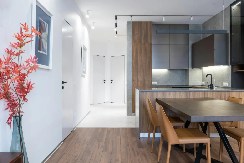 Cocina y Comedor Integrados con Detalles en Madera y Iluminación Técnica