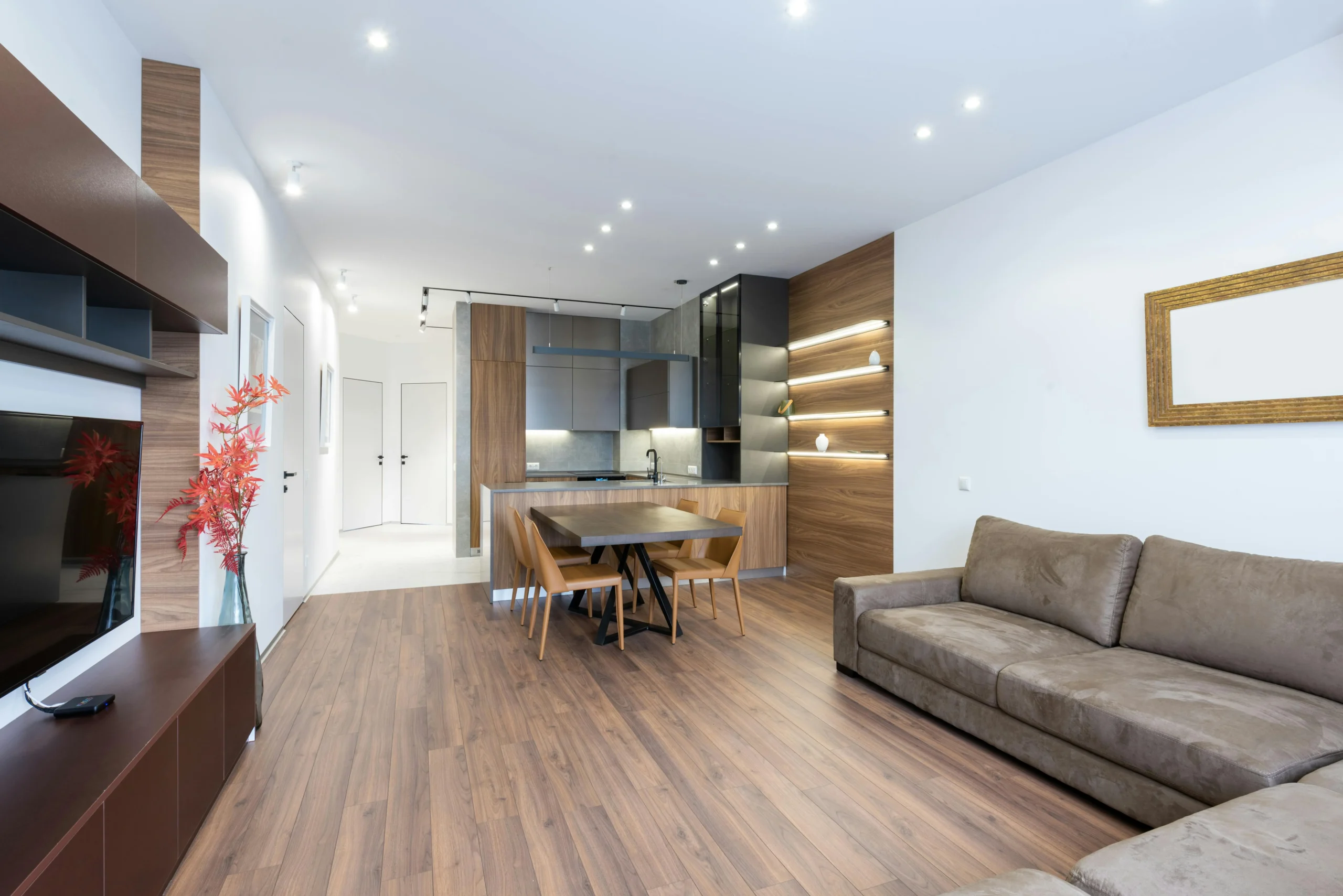 Salón Contemporáneo con Cocina Integrada y Paneles de Madera Iluminados