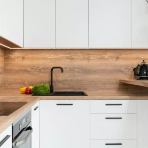 Cocina Minimalista en Blanco y Madera Clara con Detalles Negros