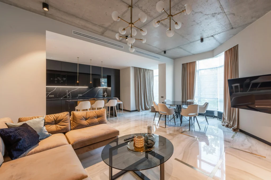 Loft Moderno con Cocina Negra y Mármol Brillante