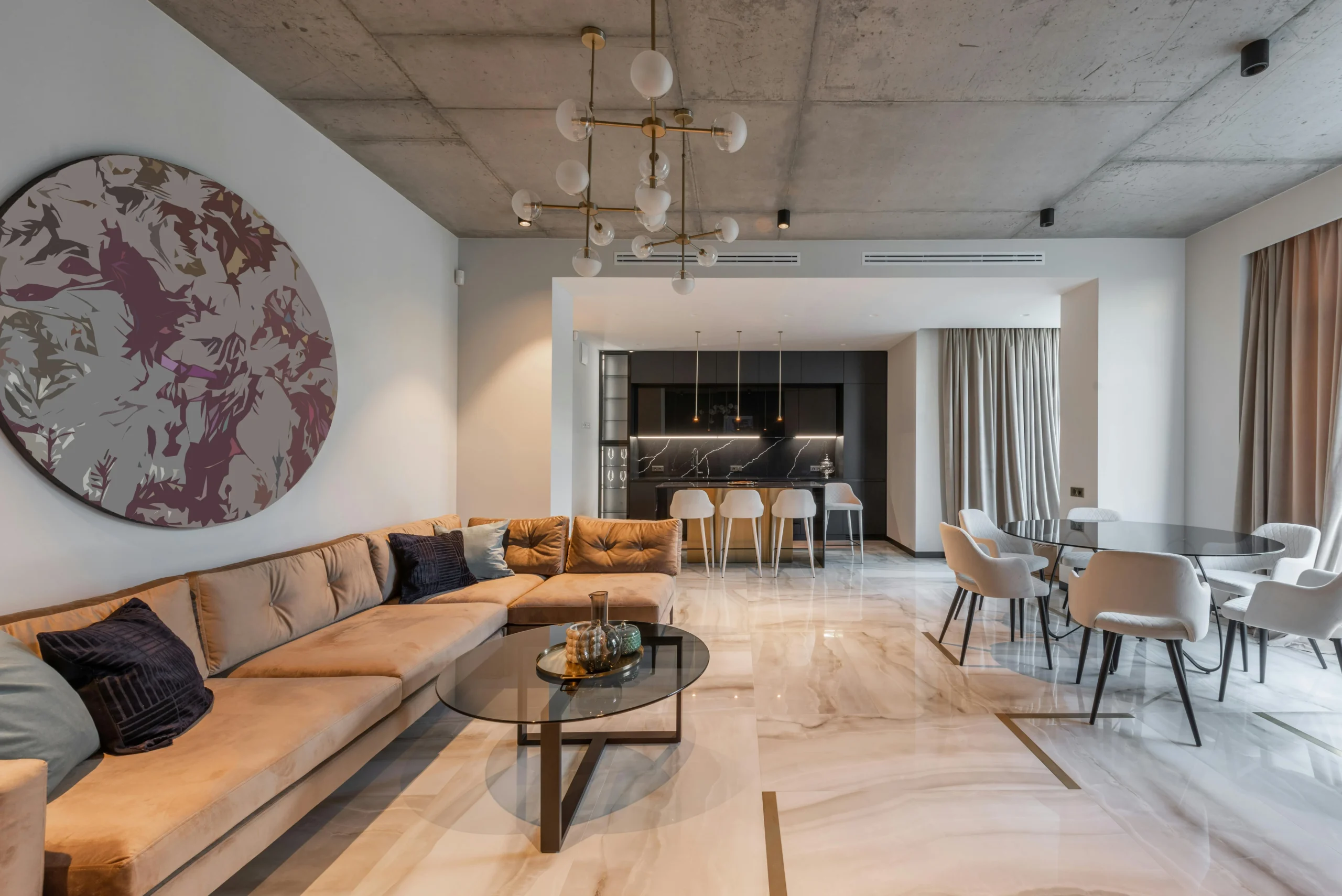 Salón-Comedor de Lujo con Cocina Negra y Mármol