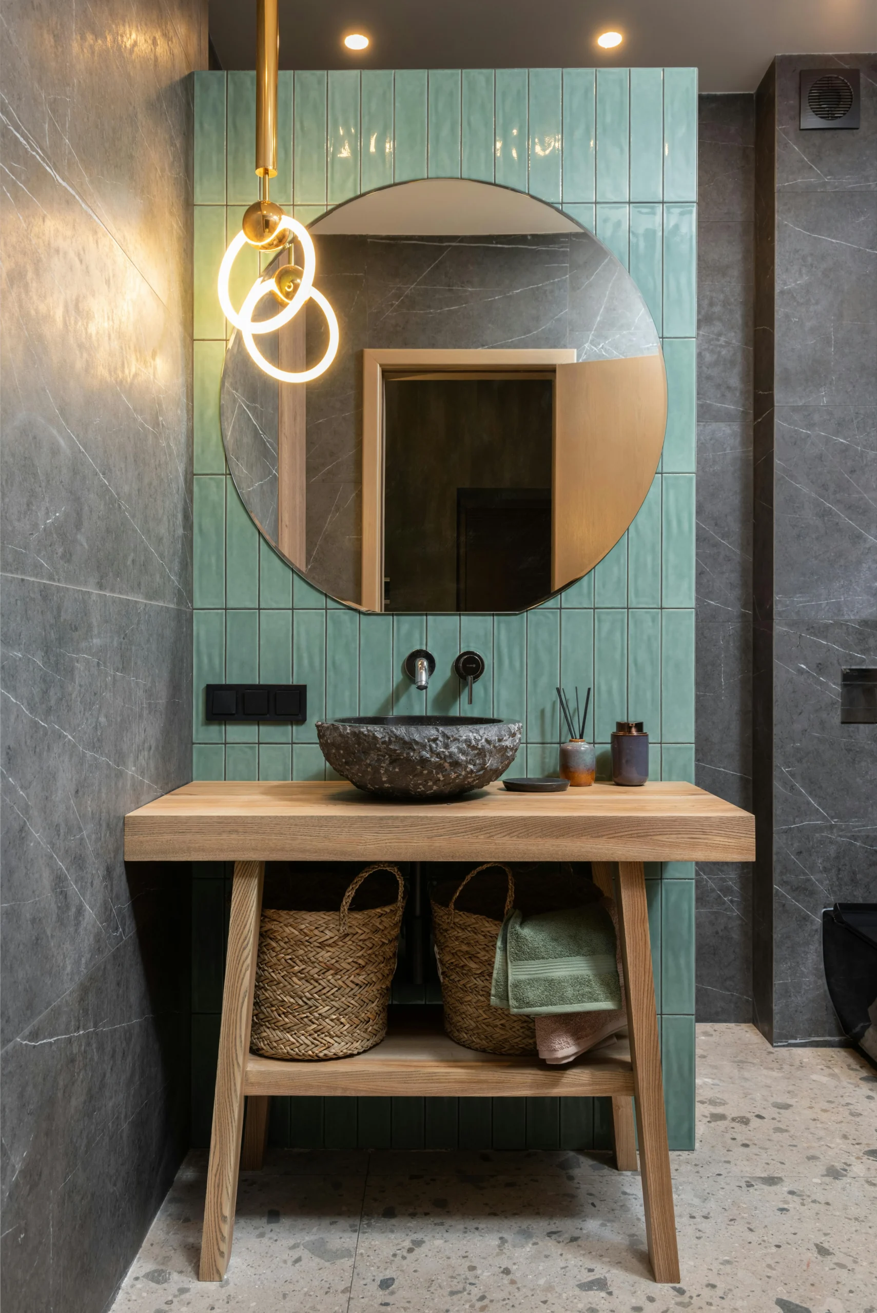 Baño Moderno con Lavabo de Piedra y Azulejos Verdes