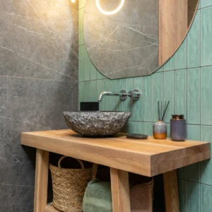Baño Moderno con Lavabo de Piedra y Azulejos Verdes