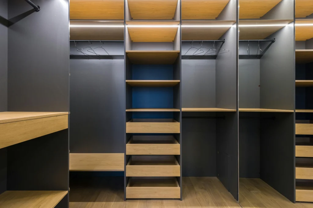 Vestidor Minimalista en Gris y Madera Clara