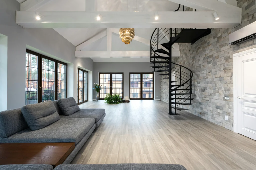 Loft Luminoso con Escalera de Caracol y Pared de Piedra