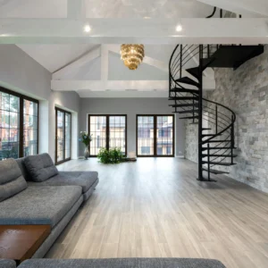 Loft Luminoso con Escalera de Caracol y Pared de Piedra