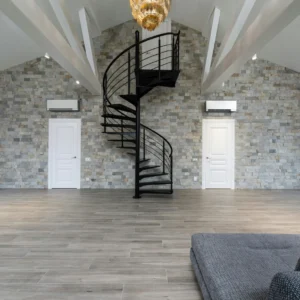 Loft Minimalista con Escalera Helicoidal y Pared de Piedra Natural
