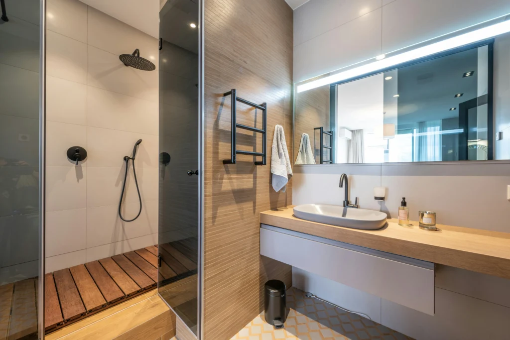 Baño Moderno con Ducha de Lluvia y Grifería Negra