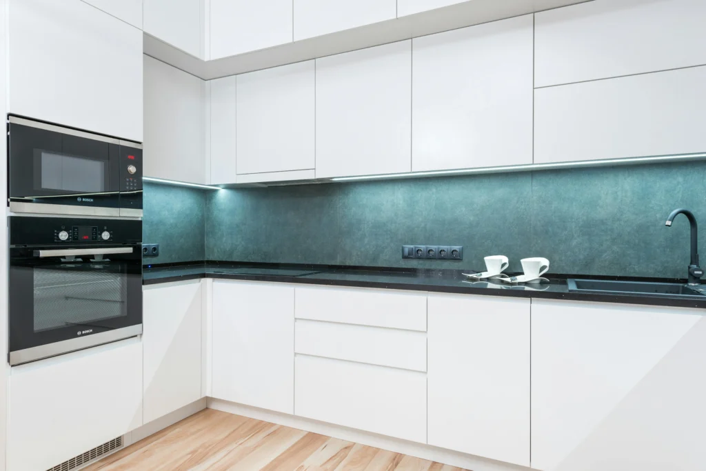 inicio Cocina en Blanco y Negro con Salpicadero en Verde Pizarra