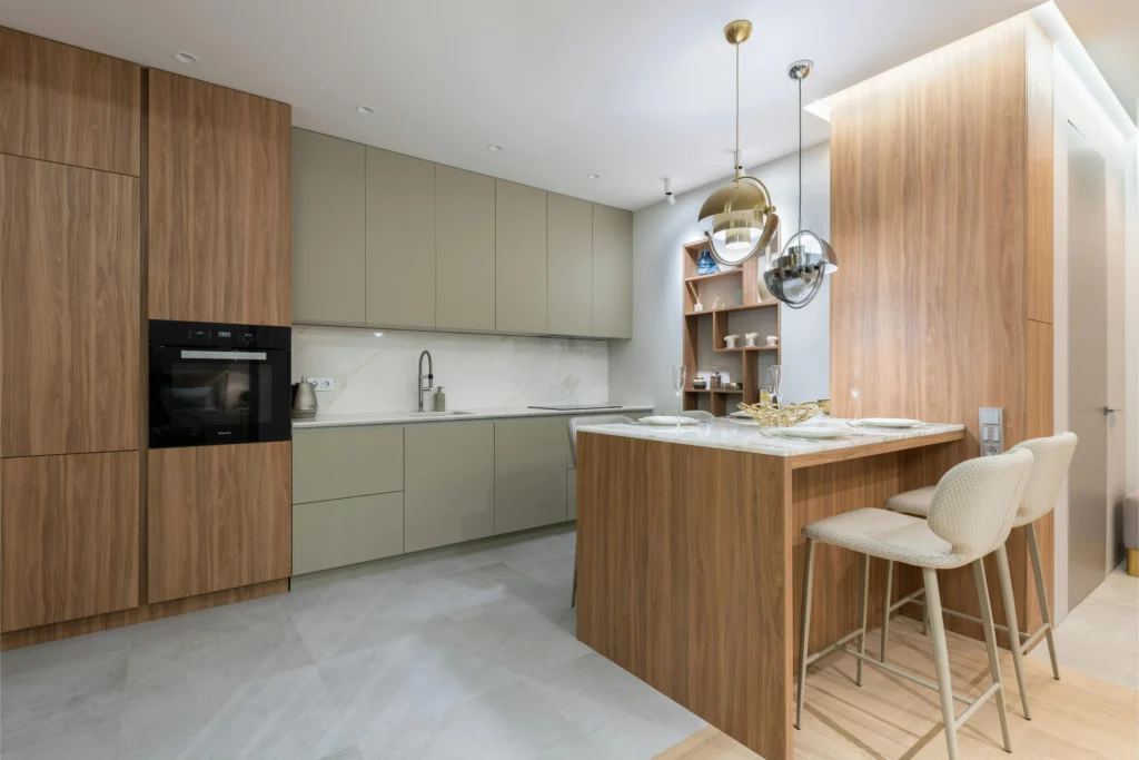 Cocina abierta con Isla de Mármol y Madera