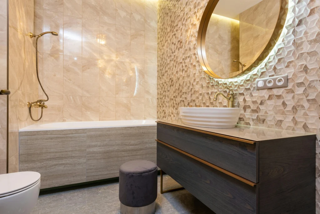 inicio Baño Elegante con Revestimiento Texturizado y Grifería Dorada