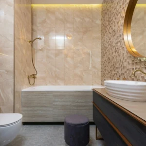 Baño en Mármol Beige con Detalles Dorados