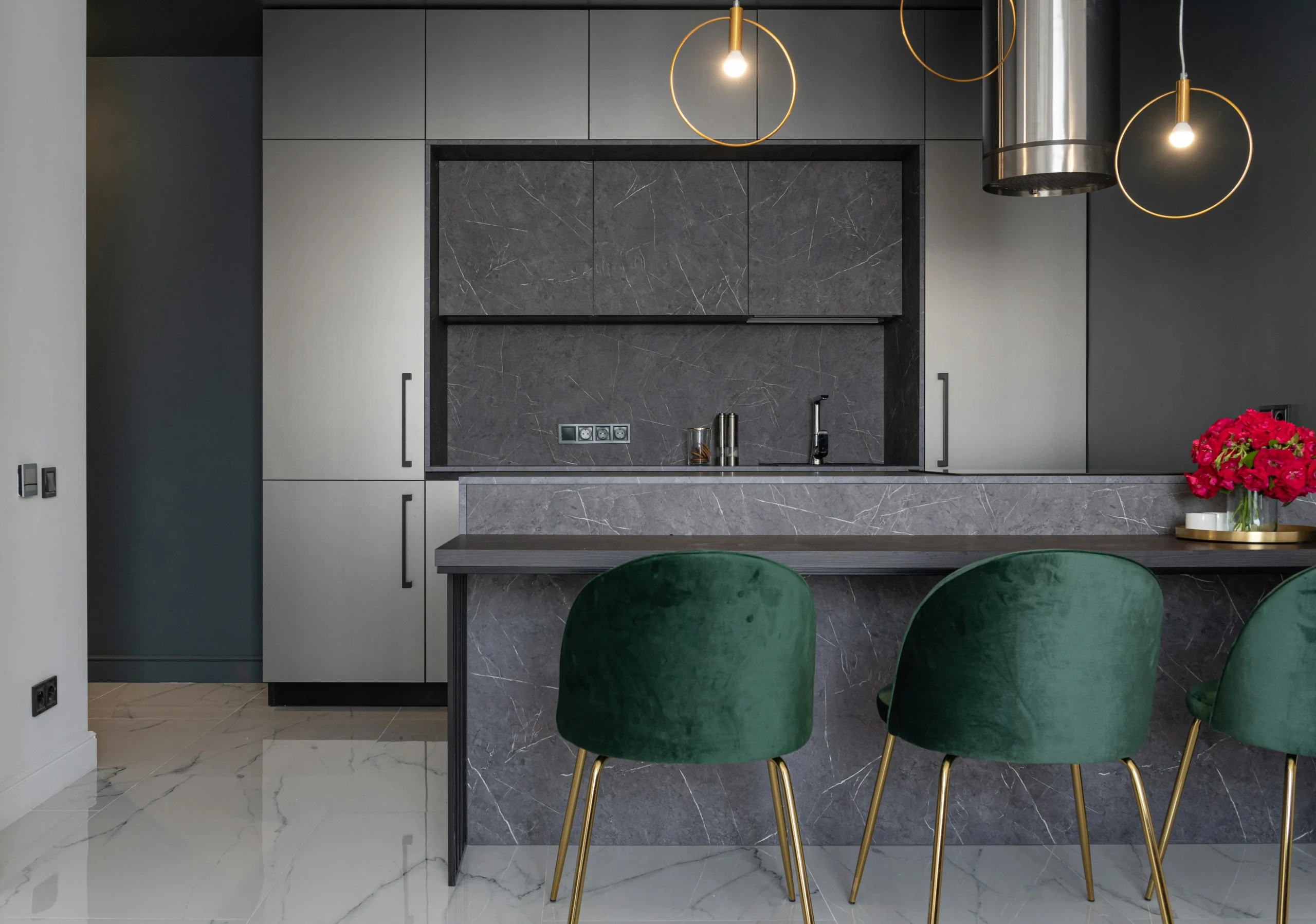 Cocina Contemporánea en Gris Grafito con Barra y Sillas Verdes