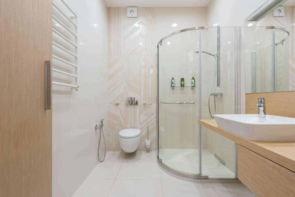 Tendencias para Diseñar Baños en 2026 Baño Minimalista en Beige y Blanco con Ducha de Cristal Curva