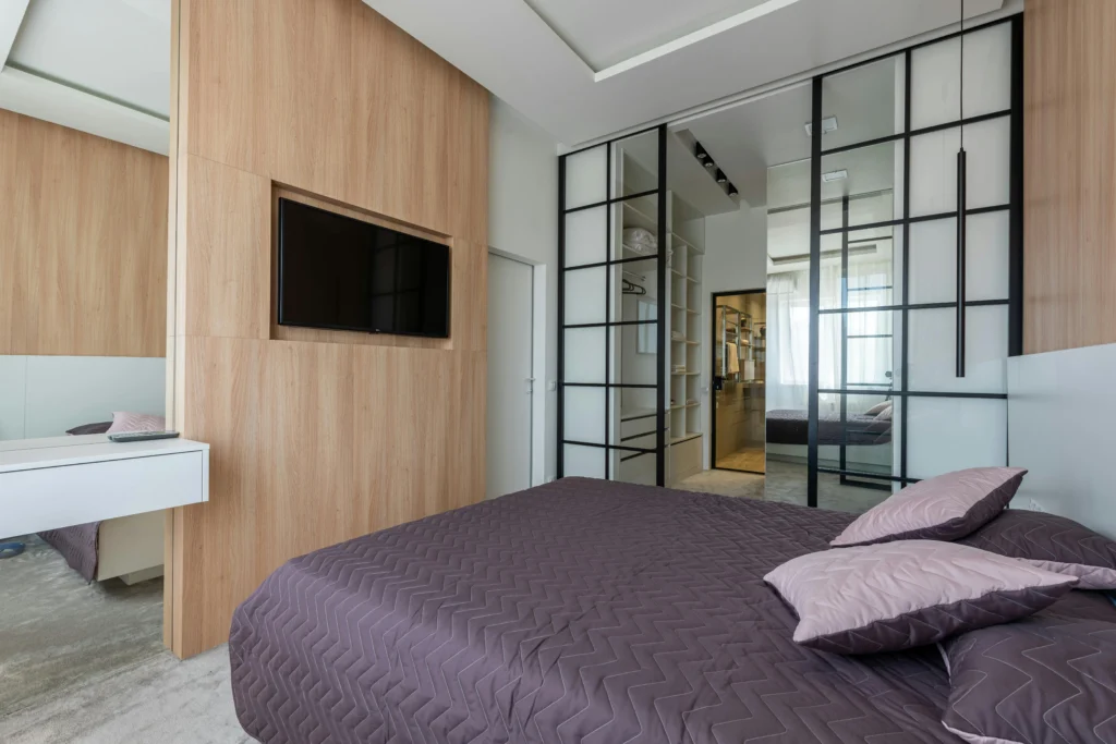 inicio Dormitorio Contemporáneo con Panelado de Madera y Puertas de Vidrio Negro