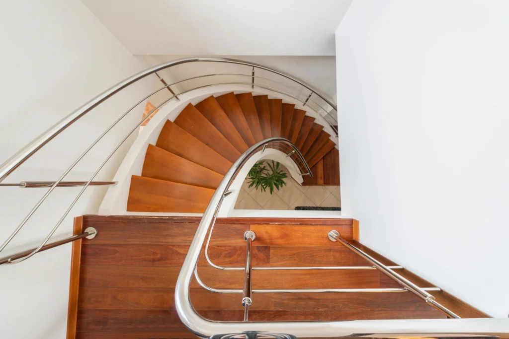 inicio Escalera Helicoidal de Madera con Barandilla de Acero Inoxidable