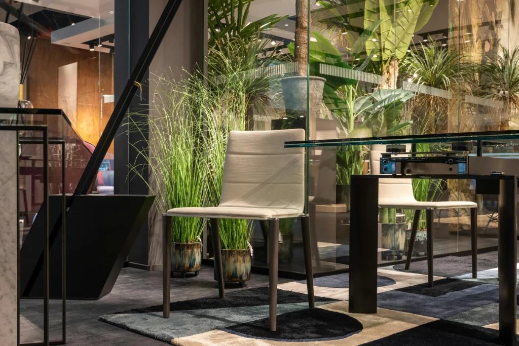 inicio Comedor Contemporáneo con Jardín Interior y Mesa de Vidrio
