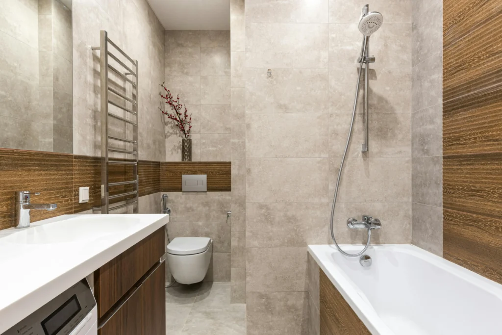 Baño Funcional con Revestimiento Cerámico Mixto y Envolvente de Madera